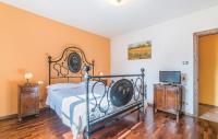 Zimmer mit Kingsize-Bett und Whirlpool