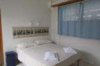 Zimmer mit Kingsize-Bett und Gartenblick.