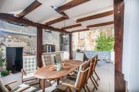 Tinel Longo, holiday home for up to 8, city center, BBQ, terrace - Bed and Breakfast Trogir