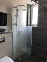 Dreibettzimmer mit Dusche