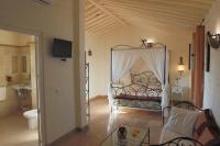 Suite con cama con dosel