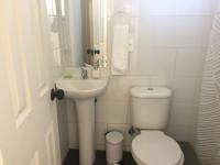 Tweepersoonskamer met 2 Aparte Bedden en Eigen Badkamer