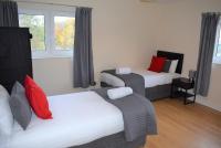 B&B Livingston - Kelpies Serviced Apartments Callum- 3 Bedrooms- Sleeps 6 - Bed and Breakfast Livingston