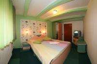 Zimmer mit Kingsize-Bett und Balkon