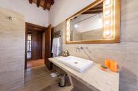 Deluxe One-Bedroom Apartment