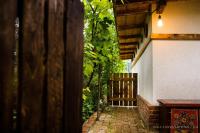 Zimmer mit Kingsize-Bett und Gartenblick. 