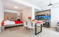 Apartment with Pool View 