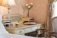 Habitación con cama grande y bañera de hidromasaje