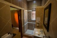 Zimmer mit Kingsize-Bett