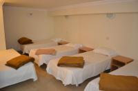 Cama en una habitación compartida mixta de 6 camas con aseo privado