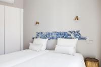 Alfama Sophisticate Flat With Balconies 2Bedrs 2Baths & AC in 19th Century Building Historic Center - Chambres d'hôtes Lisbonne