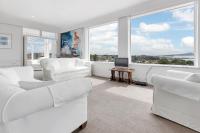 B&B Auckland - Spacious Sunny Seaview Apartment - Bed and Breakfast Auckland