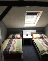 Standaard Tweepersoonskamer met 2 Aparte Bedden - Gedeelde Badkamer