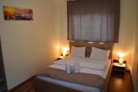 Zimmer mit Queensize-Bett und Whirlpool-Badewanne