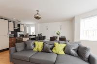 Stunning Contemporary Apartment - Free Parking - 5 Minute Walk To The Beach - Great Location - Fast WiFi - Smart TV With Netflix Included - Contractor Friendly - Perfect For Short and Long Stays - Bed and Breakfast Bournemouth