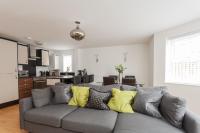 B&B Bournemouth - Stunning Contemporary Apartment - Free Parking - 5 Minute Walk To The Beach - Great Location - Fast WiFi - Smart TV With Netflix Included - Perfect For Short and Long Stays - Bed and Breakfast Bournemouth