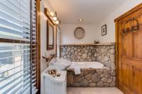Zimmer mit Kingsize-Bett und Whirlpool