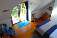 Habitación con cama grande y balcón