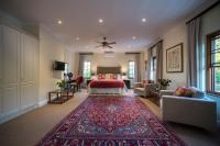 Suite con cama grande y balcón