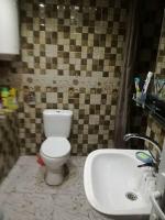 Deze driepersoonskamer heeft een gedeelde badkamer.