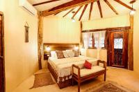 Luxuriöses Zimmer mit Kingsize-Bett und eigenem Whirlpool