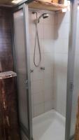 Tweepersoonskamer met 2 Aparte Bedden en Eigen Badkamer