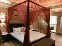Habitación con cama grande y bañera de hidromasaje
