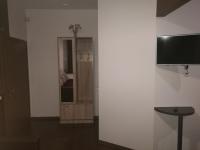Estudio con cama extragrande y sofá cama