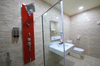 Zimmer mit Queensize-Bett und Balkon