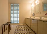 Japanisch eingerichtetes Zweibettzimmer mit Gemeinschaftsbad.