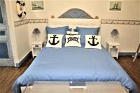 Zimmer mit Kingsize-Bett und Bergblick