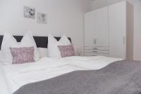 Apartamento grande con 1 dormitorio y balcón