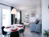Apartamento de 2 dormitorios con balcón y vistas al mar