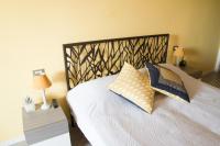 Habitación con cama extragrande y vistas al jardín