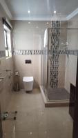 Suite mit Kingsize-Bett und Poolblick