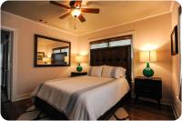 B&B Houston - The Coyle Cabin - Close to Downtown, Stadiums, U of H, Med Center - Bed and Breakfast Houston