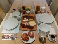 Villa EverGreen near the city center with private garden, hot tub, garage parking, patio - Chambres d'hôtes Vilnius