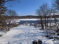 Habitación con cama extragrande y vistas al lago