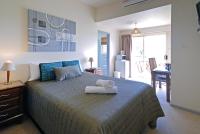 1 Doppelzimmer mit Queensize-Bett und Blick auf den Fluss