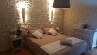 Zimmer mit Kingsize-Bett und Gartenblick.