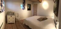 Kleines Zimmer mit Queensize-Bett und Gemeinschaftsbad