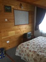 Deze driepersoonskamer heeft een gedeelde badkamer.