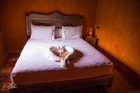 Habitación con cama extragrande y vistas a la montaña