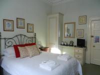 Habitación con cama extragrande y bañera