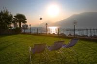Appartamento Monolocale con Vista Giardino e Parziale Lago