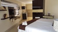 Suite mit Kingsize-Bett und Poolblick