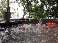 Gunnadoo Holiday Hut with Ocean Views and Jacuzzi - B&B Miallo