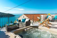 Sunshine Apartment with Hot Tub - B&B