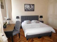 Camera Matrimoniale con Vista Giardino