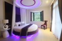 Habitación con cama extragrande y vistas a la montaña